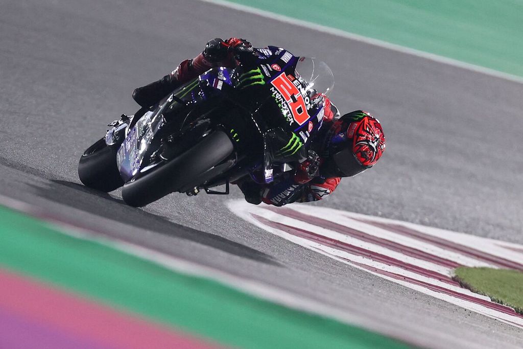 Pebalap Monster Energy Yamaha, Fabio Quartararo, beraksi pada sesi latihan bebas kedua balapan MotoGP Seri Qatar di Sirkuit Internasional Lusail, Qatar, Sabtu (5/3/2022).