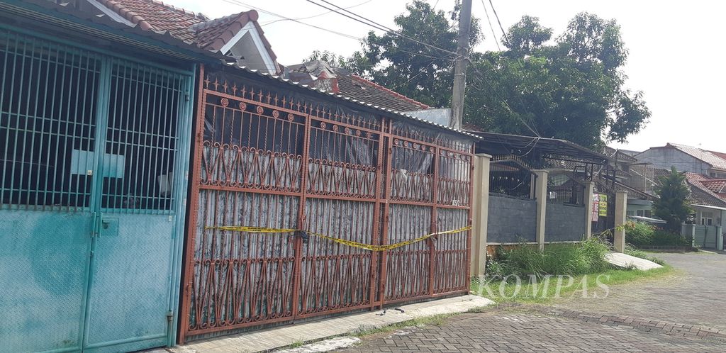 Situasi rumah dari empat anggota keluarga yang meninggal secara misterius di kompleks Citra Garden I, Kalideres, Jakarta Barat, Rabu (16/11/2022).