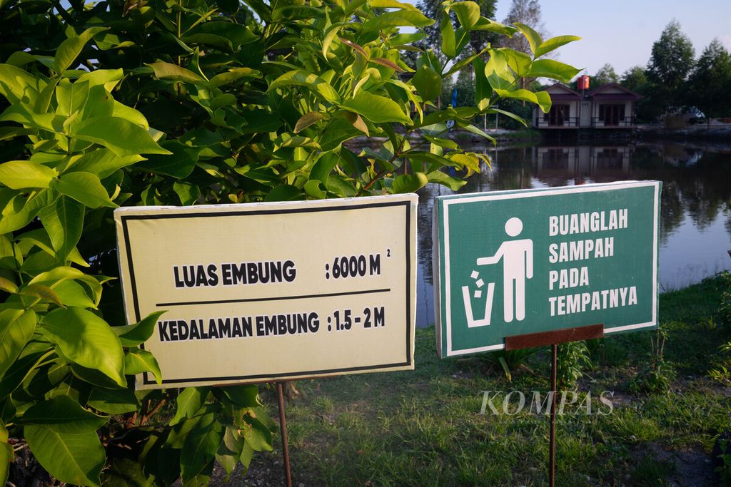 Papan petunjuk dan peringatan di embung terpadu Desa Dayun, Kabupaten Siak, Riau, Senin (7/8/2023). 