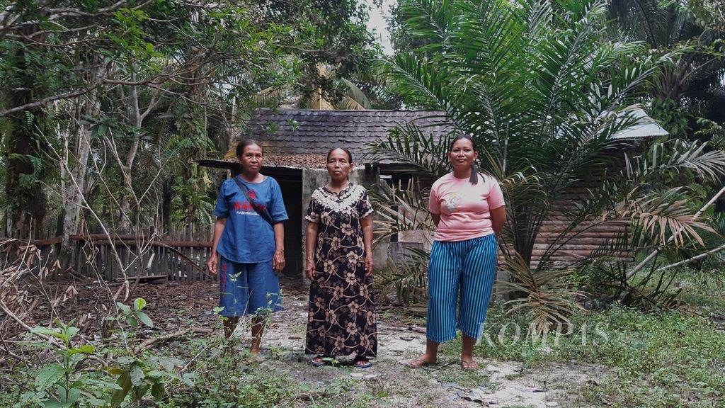 (ki-ka) Sedar, Sukemi, dan Sri Sukatmi berdiri di depan pondok bekas tempat tinggal mereka saat berada di ladang di Desa Kinjil, Kabupaten Kotawaringin Barat, Kalimantan Tengah, Senin (19/6/2023).