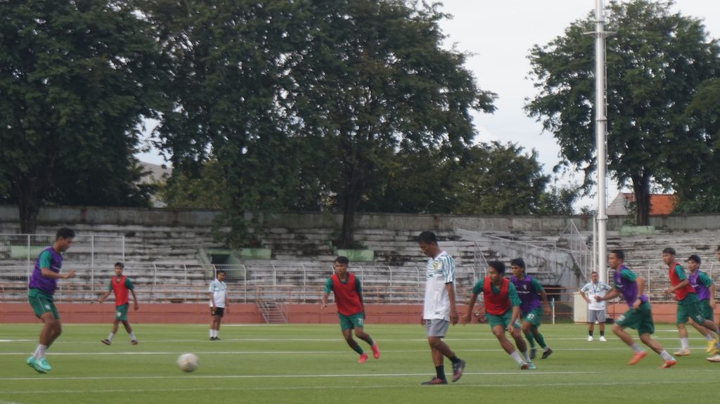 Suasana latihan perdana Persebaya Surabaya di Stadion Gelora 10 November (dahulu Stadion Tambaksari) di Surabaya, Jawa Timur, Rabu (10/5/2023). Persebaya terus bersiap untuk menjalani musim baru Liga 1 yang direncanakan berlangsung 1 Juli 2023 - 31 Mei 2024.