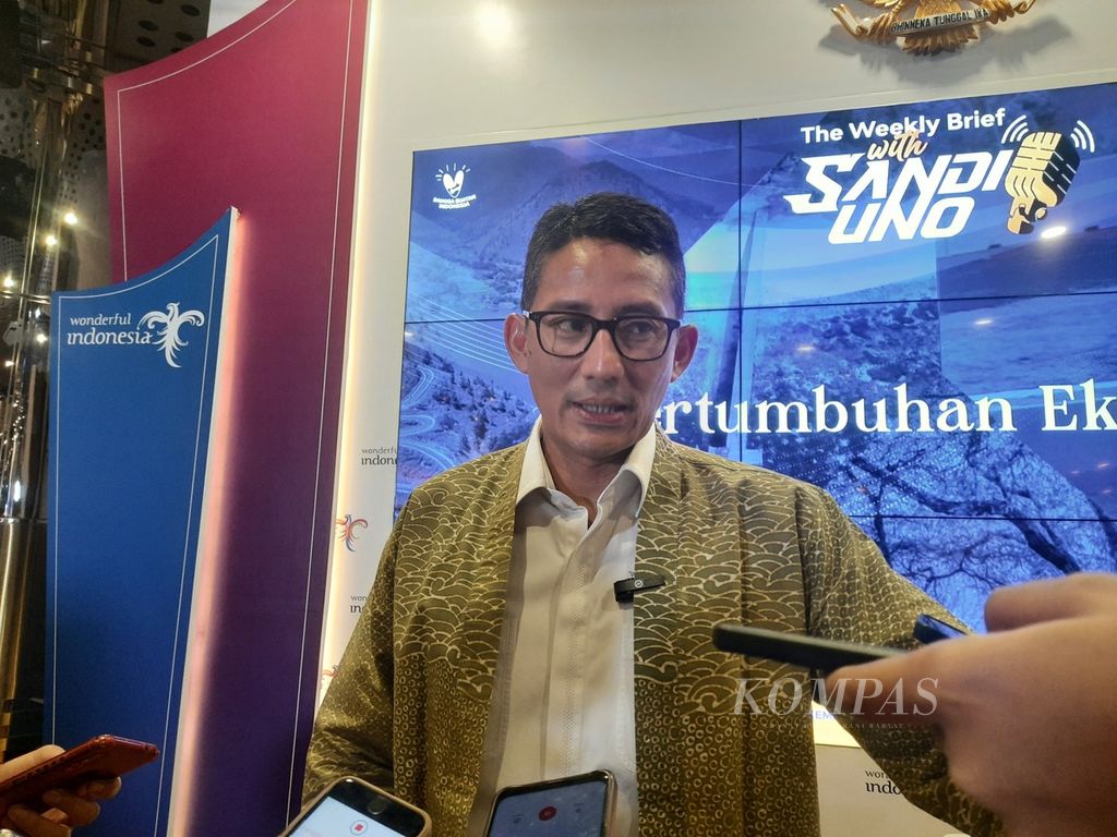 Menteri Pariwisata dan Ekonomi Kreatif (Menparekraf) Sandiaga Uno menjawab pertanyaan para wartawan seusai konferensi pers mingguan di Jakarta, Senin (11/12/2023). 