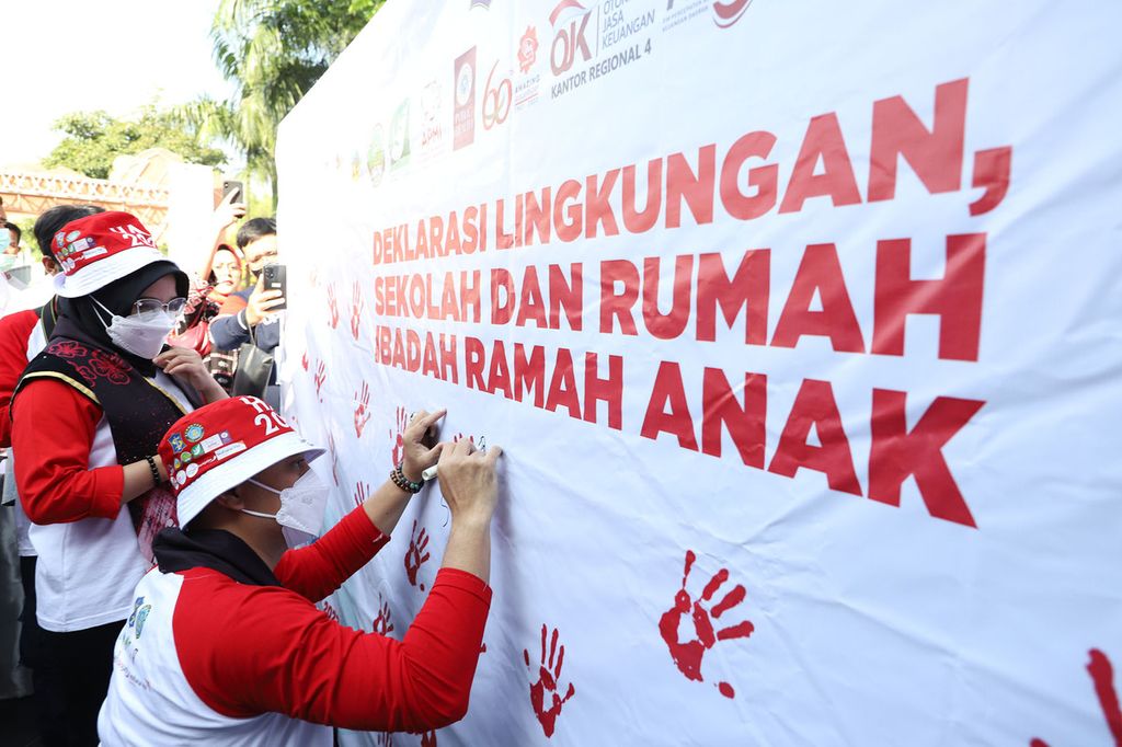 Berbagai kalangan membubuhkan tanda tangan pada spanduk sebagai penolakan kekerasan terhapa anak yang terus dikampanyekan, termasuk ketika peringatan Hari Anak Nasional 2022 di Surabaya, Rabu (27/7/2022).