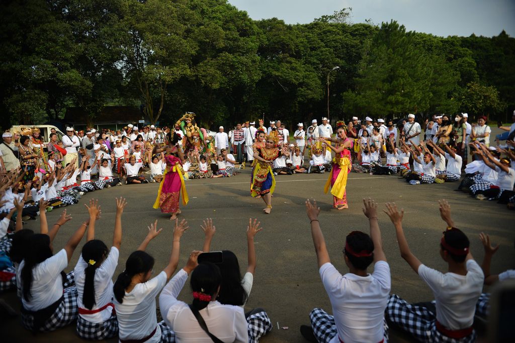 Umat Hindu menampilkan drama dalam rangkaian parade budaya di Bumi Perkemahan Cibubur, Jakarta, Selasa (21/3/2023). Umat Hindu di Pura Widya Dharma Cibubur menggelar parade budaya untuk menyambut hari suci Nyepi Tahun Saka 1945. 