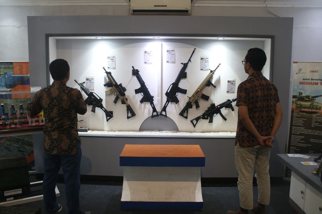 Sejumlah karyawan milenial dari PT Pindad mengamati sejumlah senjata buatan perusahaan tersebut di kompleks produksi PT Pindad, Kota Bandung, Jawa Barat, Jumat (30/9/2022).