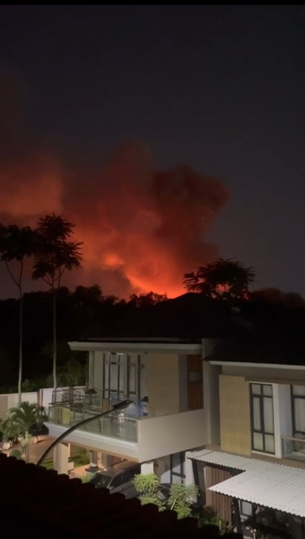 Kobaran api terlihat dari kompleks perumahan Kota Wisata Cibubur, Jakarta Timur, Sabtu (30/3/2024). Foto kobaran api sempat diambil oleh salah seorang warga yang tinggal di kompleks Kota Wisata Cibubur. Api diduga akibat ledakan. Belum diketahui penyebab ledakan.