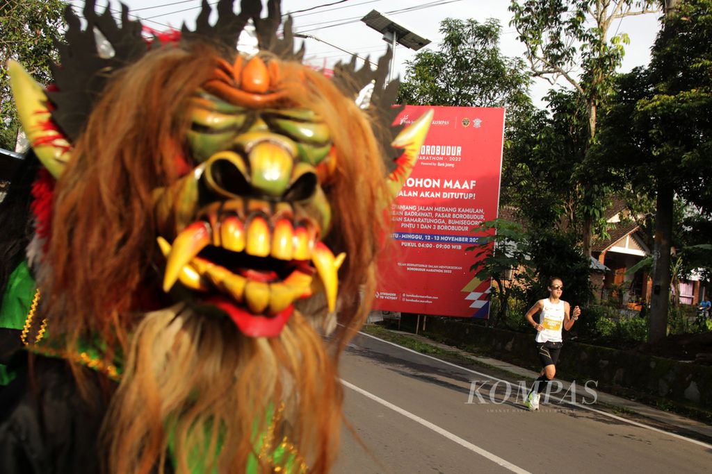 Salah satu pelari Borobudur Marathon 2022 Powered by Bank Jateng kategori Elite Race saat melintas di jalanan di sekitar Candi Borobudur di Magelang, Jawa Tengah, Sabtu (12/11/2022). 
