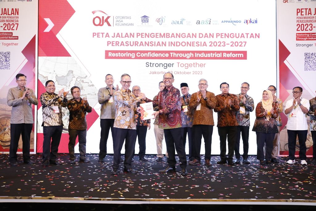 Kepala Dewan Komisioner OJK Mahendra Siregar (kiri) bersama Kepala Eksekutif Pengawas Perasuransian, Penjaminan, dan Dana Pensiun OJK Ogi Prastomiyono (kanan) meresmikan peluncuran Peta Jalan Pengembangan dan Penguatan Perasuransian Indonesia 2023-2027, di Jakarta, Senin (23/10/2023).