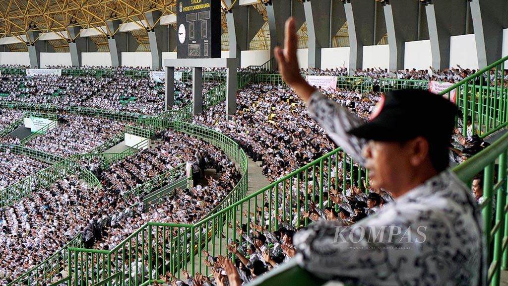 Sekitar 38.000 guru memeriahkan puncak peringatan Hari Guru Nasional di Stadion Patriot Candrabhaga, Bekasi, Jawa Barat, Sabtu (2/12). 