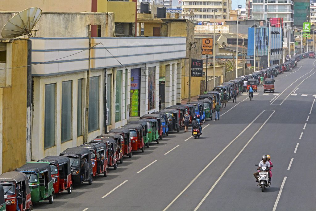 Antrean bajaj di sepanjang jalan untuk membeli bensin di sebuah SPBU di Colombo, Sri Lanka, 6 Juli 2022. 