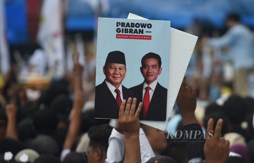 Poster bergambar Prabowo-Gibran dibawa pendukung saat Pesta Rakyat Wis Wayahe yang dihadiri calon presiden nomor urut 2, Prabowo Subianto, di Stadion Gelora Delta, Sidoarjo, Jumat (9/2/2024). 