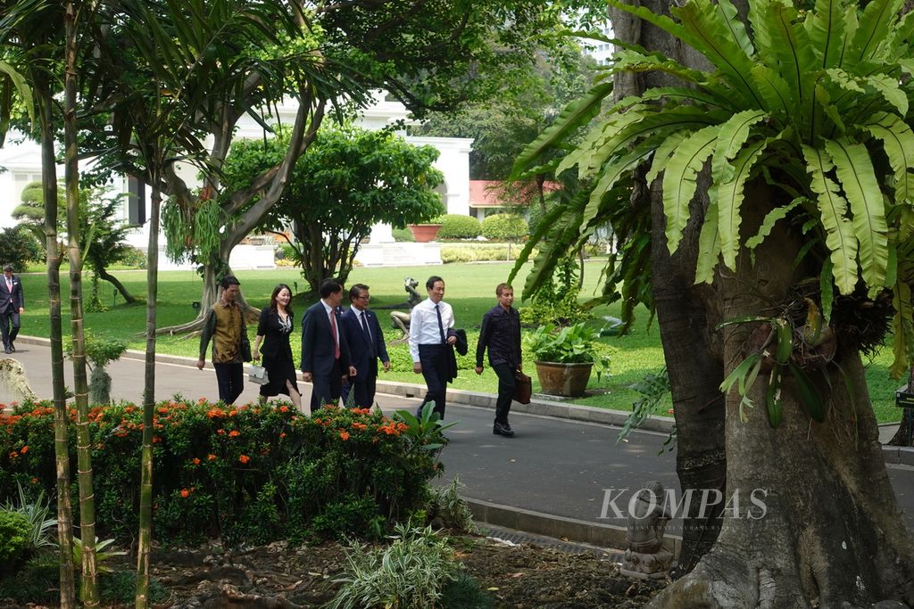 Delegasi Korea Selatan berjalan di dalam Kompleks Istana Kepresidenan, Jakarta, Senin (15/5/2023).