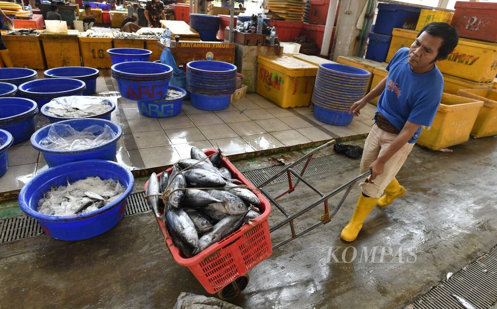 Pekerja mendorong troli berisi keranjang ikan di Pasar Ikan Modern Muara Baru, Jakarta Utara, Kamis (26/8/2021). Pada tahun ini Kementerian Kelautan dan Perikanan menargetkan penerimaan negara bukan pajak atau PNBP untuk usaha perikanan tangkap sebesar Rp 1 triliun. Jumlah tersebut ditargetkan meningkat menjadi Rp 12 triliun pada 2024. Peningkatan PNBP tersebut diperlukan pengendalian untuk mencegah potensi produksi yang eksploitatif dan merusak sumber daya alam. 
