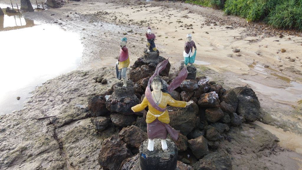 Patung Putri Mandalika di laguna Pantai Seger, Lombok Tengah, Nusa Tenggara Barat, Senin (14/2/2022). 