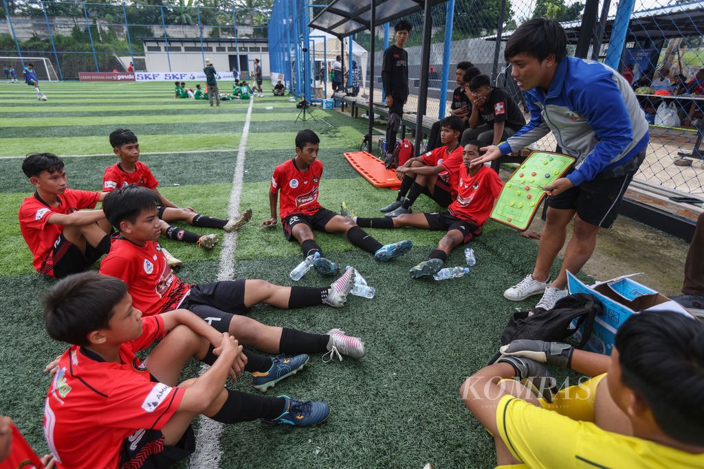 Pelatih Putra Agung memberikan arahan formasi kepada anak didiknya saat melawan Buperta Cibubur dalam Liga <i>Kompas </i>Kacang Garuda U-14 di Dewantara Sport Center, Tangerang Selatan, Banten, Minggu, (28/1/2024).