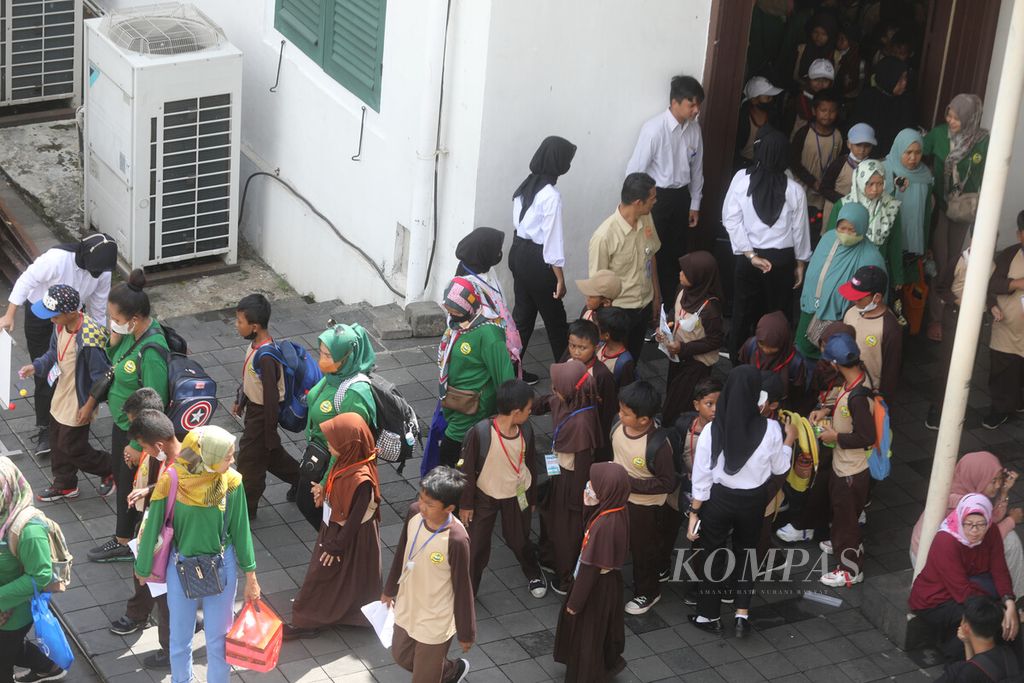 Ilustrasi. Rombongan pelajar berjalan keluar dari Museum Sejarah Jakarta di kawasan Kota Tua, Jakarta, Selasa (20/12/2022). 