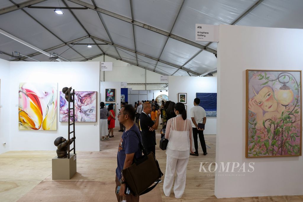 The atmosphere of visitors to the Art Jakarta Gardens 2024 exhibition in Forest City by Plataran, Jakarta, Tuesday (23/4/2024).