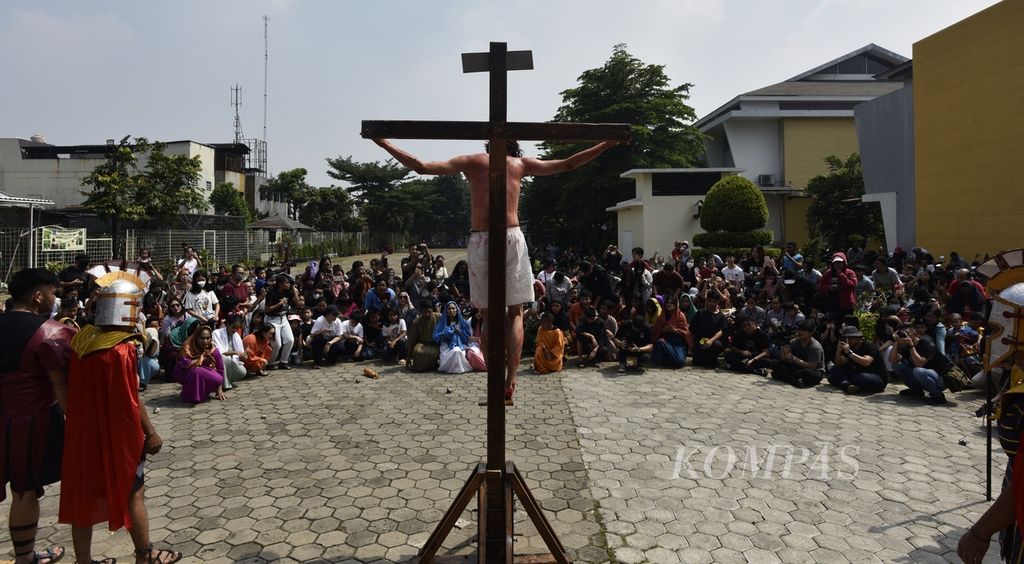 Umat Katolik mengikuti tablo atau drama untuk mengenang kisah sengsara dan wafat Yesus Kristus di Gereja Santo Matias Rasul, Paroki Kosambi Baru, Jakarta Barat, Jumat (29/3/2024). 