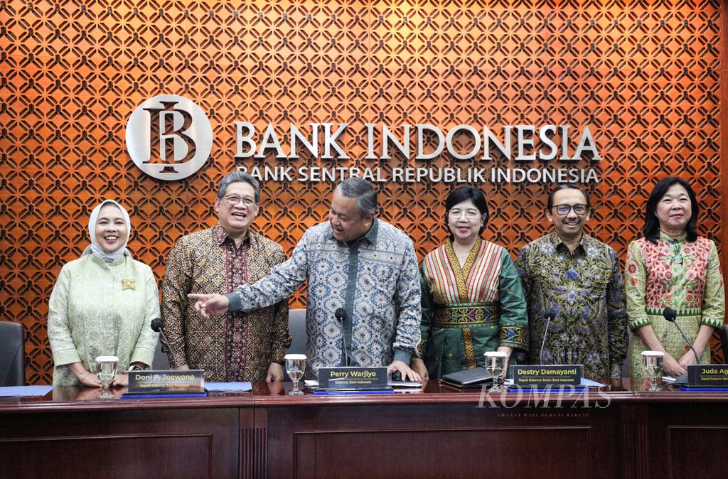 Gubernur Bank Indonesia Perry Warjiyo (ketiga dari kiri) bersama jajarannya bersiap memulai konferensi pers hasil Rapat Dewan Gubernur (RDG) Bank Indonesia di Jakarta, Kamis (19/10/2023).