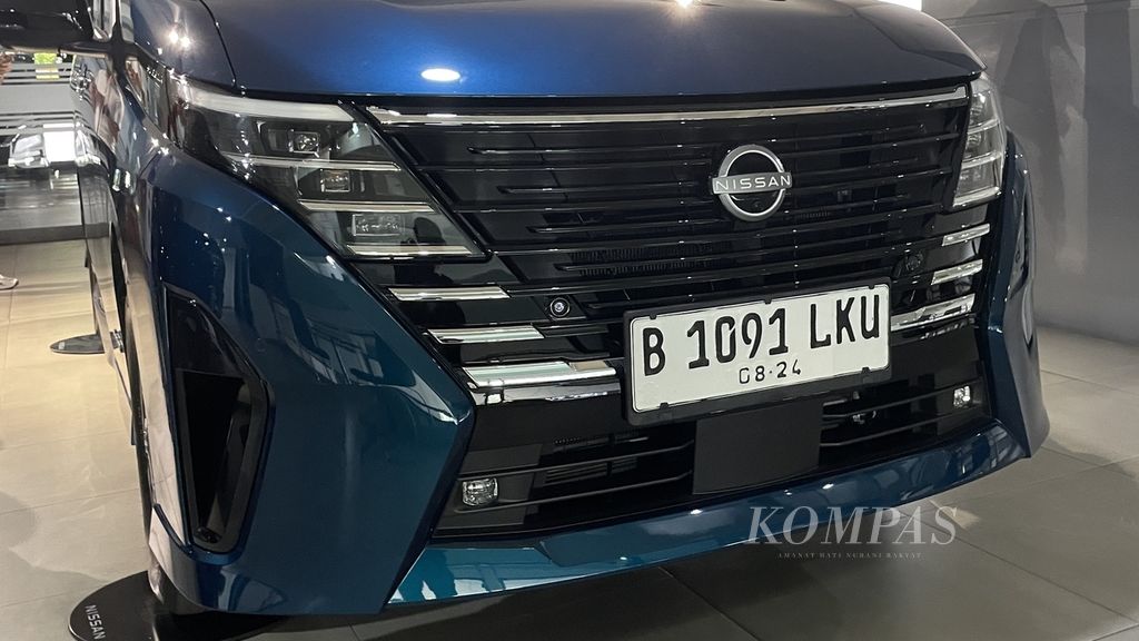 Bentuk gril dari Nissan Serena e-Power, generasi terbaru MPV berkapasitas tujuh penumpang berkesan modern dengan penggunaan lampu bergaris-garis.