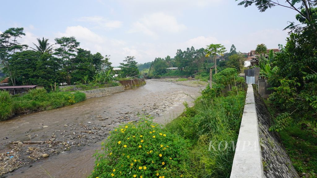 Penampakan Sungai Cimanuk dari lokasi bekas banjir bandang September 2016 di Kelurahan Sukakarya, Kecamatan Tarogong Kidul, Kabupaten Garut, Jawa Barat, Selasa (31/5/2022).