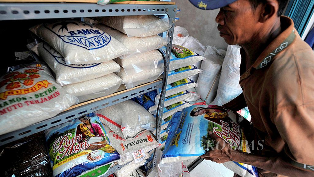 Pekerja melayani pembeli beras di kawasan Pasar Kedoya, Jakarta, Sabtu (2/9/2017). 