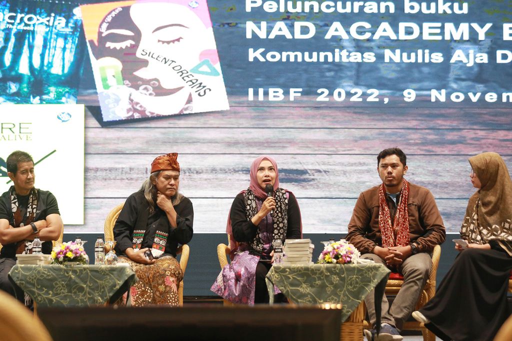 Penulis novel dari NAD Academy berjudul <i>Acroxia The Exotic Land</i>, Windy Marthinda, menyampaikan proses kreatif dari penulisan novel yang ia buat dalam acara Indonesia International Book Fair (IIBF) 2022 di Jakarta Convention Center, Jakarta, Rabu (8/11/2022). IIBF 2022 yang berlangsung pada 9-13 November ini menargetkan 25.000 pengunjung dan diikuti 134 peserta dari dalam dan luar negeri. Penyelenggaraan Indonesia International Book Fair (IIBF) 2022 diharapkan menjadi momentum kebangkitan perbukuan nasional sekaligus mendekatkan akses bacaan ke masyarakat.