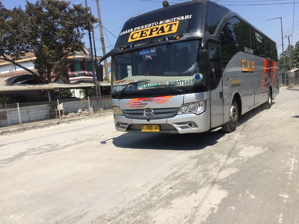 Bus Patas Eka melintasi jalur menuju gerbang keluar Terminal Purabaya di Bungurasih, Sidoarjo, Jawa Timur, Rabu (31/8/2023).