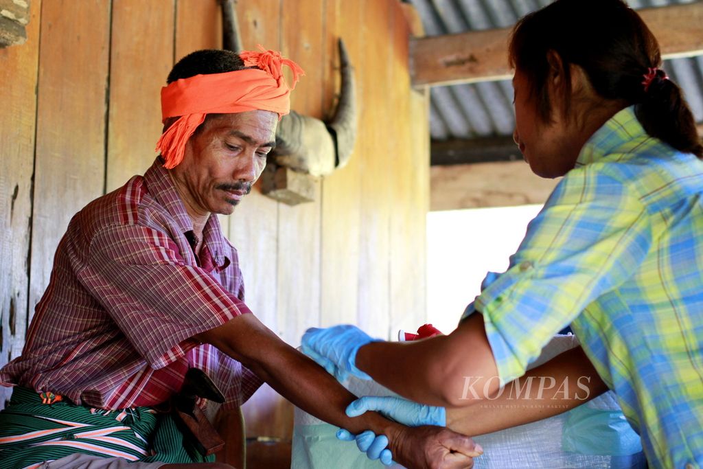 Officers from the Community Health Center took blood samples from residents of Hupu Mada Village, Wanokaka District, West Sumba, Sunday (24/7/2016). This genetic sampling was carried out in the context of research on the origins and diaspora of Indonesian humans by the Eijkman Institute for Molecular Biology, Ministry of Research, Technology and Higher Education.