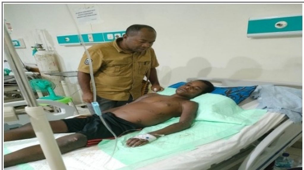 Kepala Perwakilan Komnas HAM Papua, Frits Ramandey menemui salah satu anak dari Distrik Sinak, Kabupaten Puncak yang diduga menjadi korban penyiksaan anggota TNI di RSUD Mimika pada tanggal 3 Maret 2022.