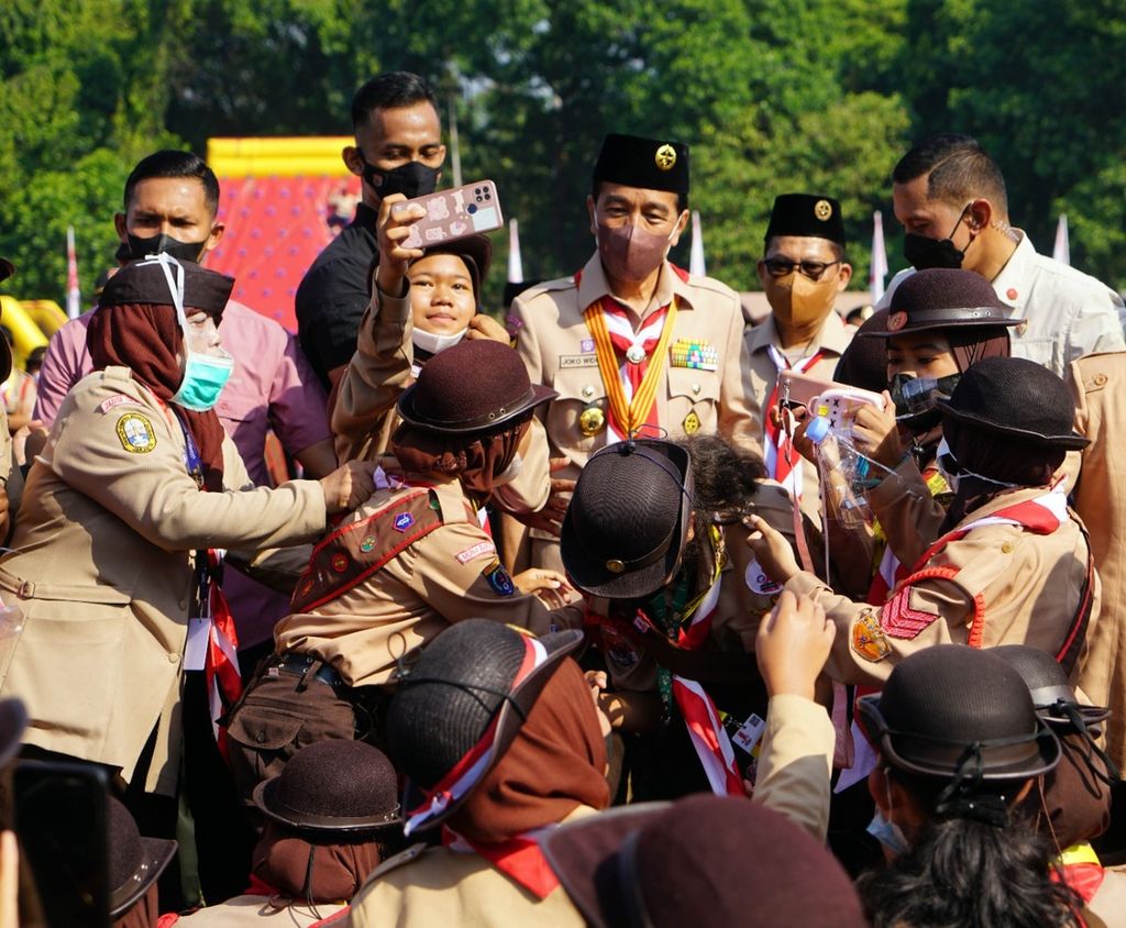 Presiden Joko Widodo mengunjungi peserta Jambore Nasional (Jamnas) Pramuka XI di Buperta Cibubur, Jumat (19/8/2022).
