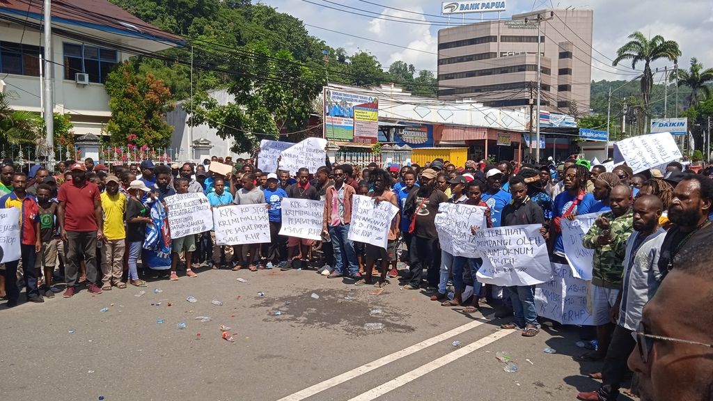 Aksi unjuk rasa massa Simpatisan Forum Solidaritas Peduli Ricky Ham PagawakPapua di Taman Imbi Jayapura, Papua, Senin (13/6/2022). Massa menuntut Komisi Pemberantasan Korupsi menghentikan upaya penyelidikan kasus suap di Kabupaten Mamberamo Tengah tahun 2013-2019.