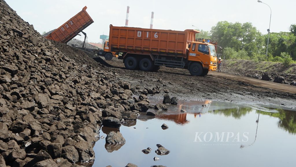 Sebuah truk tengah menurunkan batubara di kawasan PT Bukit Asam di Kecamatan Tanjung Enim, Kabupaten Muara Enim, Sumatera Selatan, Selasa (16/11/2021). BUMN ini menargetkan produksi hingga 30 juta ton hingga akhir tahun 2021.