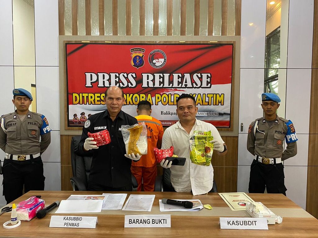 Polisi menunjukkan barang bukti 3 kilogram sabu yang dibawa MS (21) dari Malaysia ke Kota Balikpapan, Kalimantan Timur, Kamis (14/9/2023).