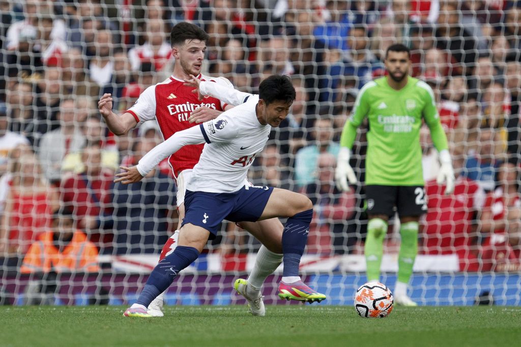 Tottenham Hotspur's attacker, Son Heung-min, is competing for the ball with Arsenal midfielder, Declan Rice (left), during a Premier League match at Emirates Stadium, London, on September 24th, 2023. The two teams will meet at Hotspur's home ground on Sunday (April 28th, 2024) at night, which will determine the fate of Arsenal's championship chances.
