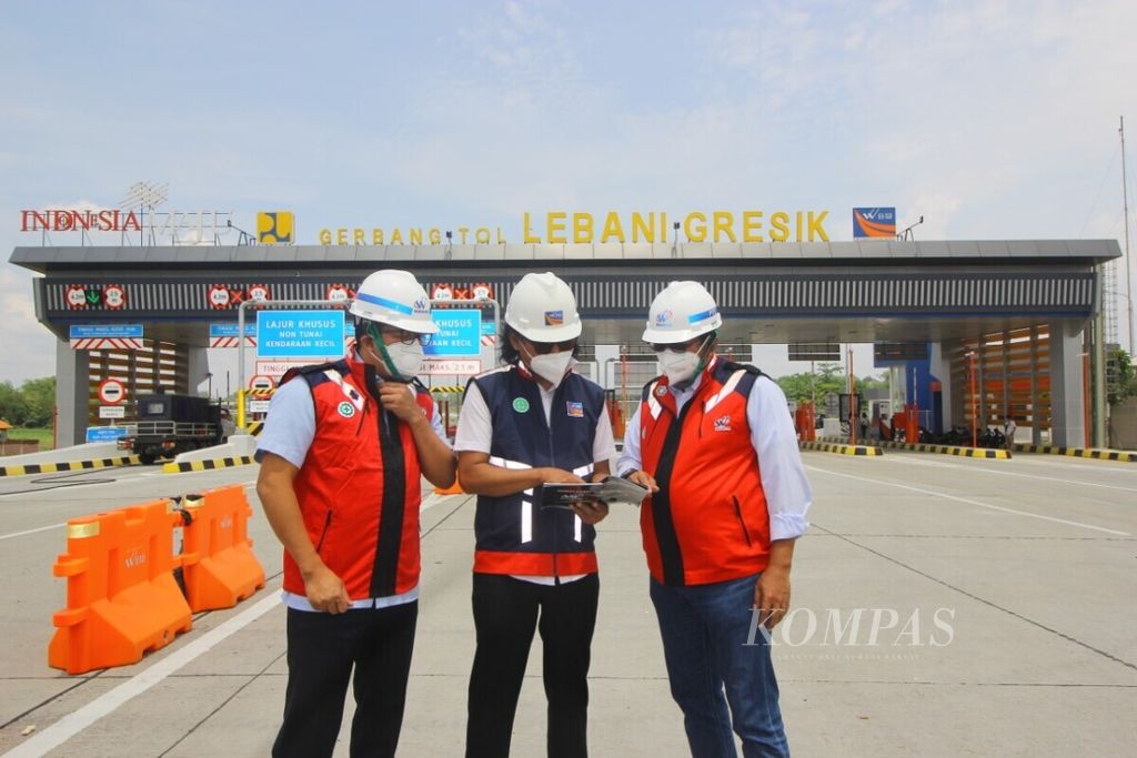 Direktur Utama Waskita Karya Destiawan Soewardjono (kanan) saat mengunjungi Tol Krian-Legundi-Bunder-Manyar di Jawa Timur, Selasa (24/11/2020).