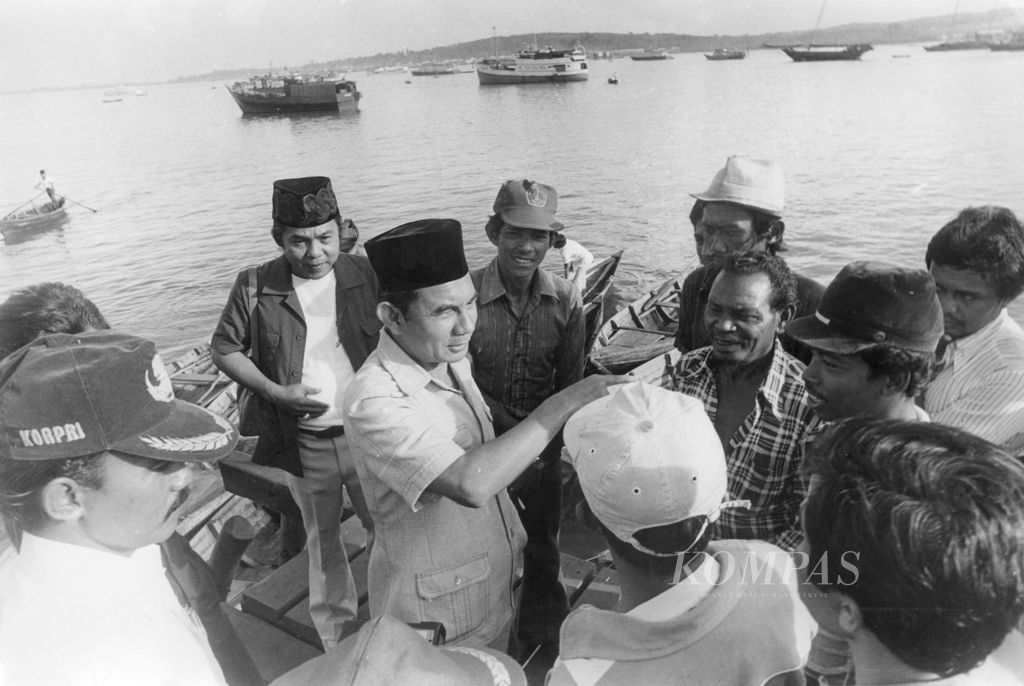 Emil Salim banyak menggunakan pendekatan pribadi pada kampanye. Selain bisa mengetahui isi hati mereka, pendidikan politik bisa diberikan. Tampak Emil Salim sedang berbincang-bincang dengan para penarik "becak air" di Tanjung Pinang pada 13/4/1982.