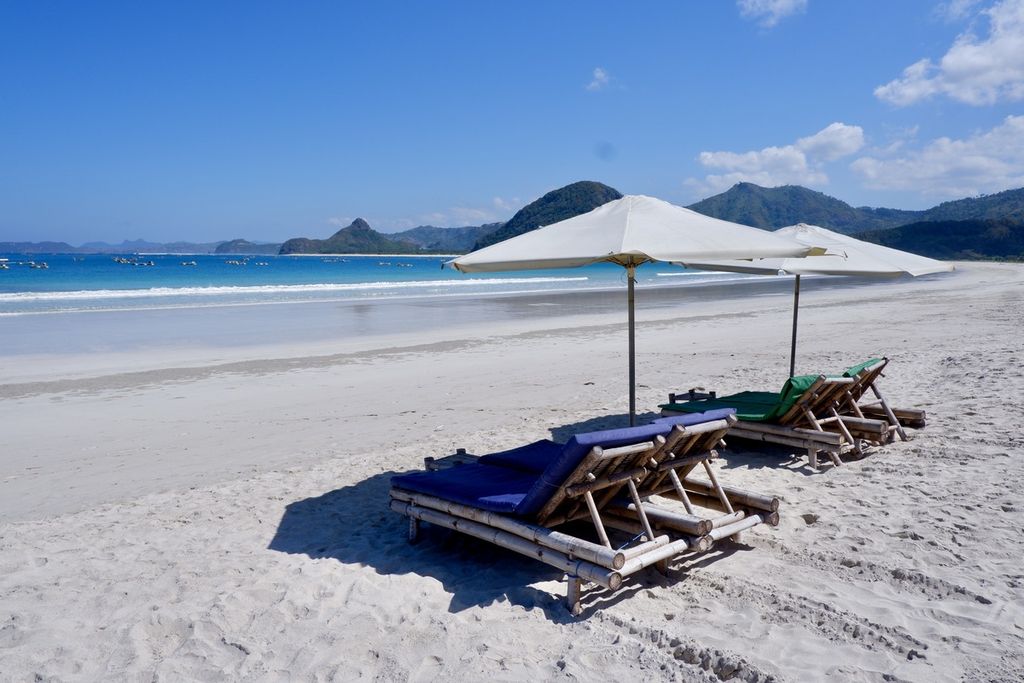 Payung-payung pantai yang kosong di Pantai Selong Belanak, Lombok Tengah, NTB, Senin (20/7/2021).