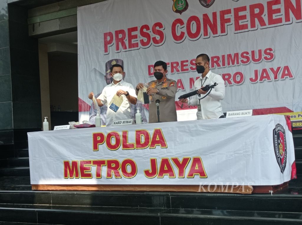 Polda Metro Jaya menunjukkan barang bukti yang digunakan AH (24), tersangka penyebar berita bohong, Kamis (28/7/2022).