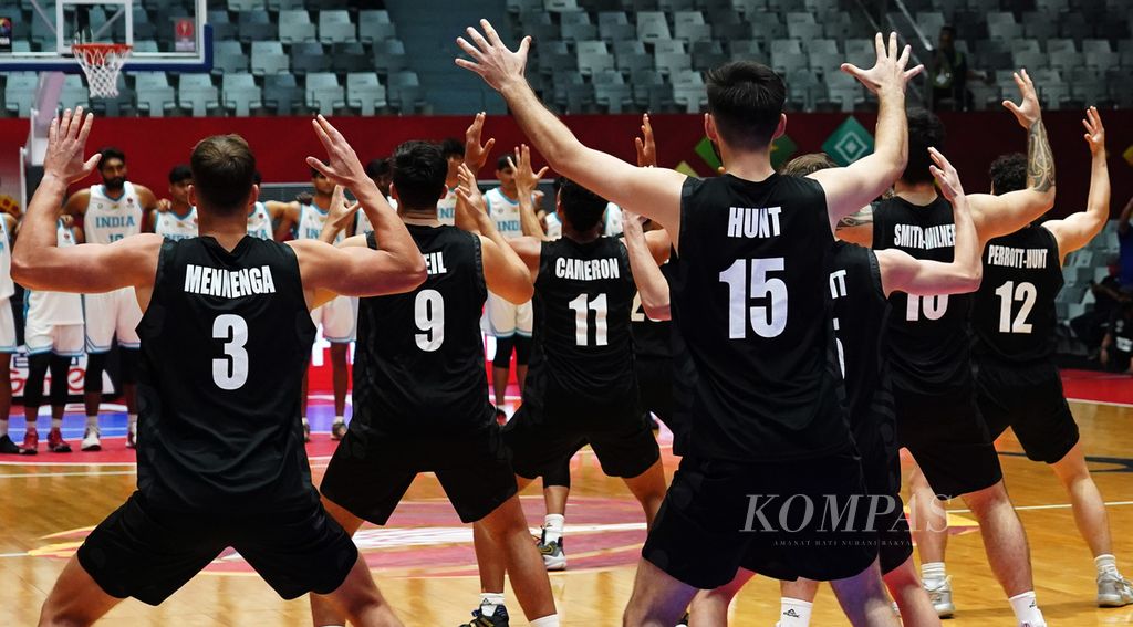 Tim basket Selandia Baru melakukan tarian tradisional suku Maori menjelang berlaga melawan India di babak penyisihan kejuaraan basket Piala Asia FIBA 2022 di Istora Gelora Bung Karno, Jakarta, Rabu (13/7/2022). Di kuarter pertama dan kedua, Selandia baru langsung memacu permainannya dengan mengalahkan India dengan skor 31-12 dan 64-21. Di kuarter ketiga dan kuarter keempat, dominasi Selandia Baru atas India semakin telak dengan skor 80-35 dan 100-47. Di peringkat FIBA, Selandia Baru menempati posisi peringkat ke-27, jauh di atas tim India yang menempati posisi 82.
