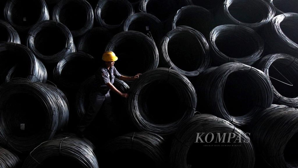 Pekerja mengecek baja hasil produksi di pabrik industri baja, Gunung Garuda, Cikarang, Bekasi, Jawa Barat, Kamis (26/2/2015).