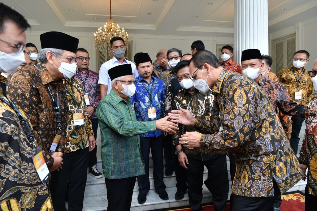 Para pengurus Gabungan Pengusaha Kelapa Sawit Indonesia (Gapki) bersalaman dengan Wakil Presiden Ma'ruf Amin seusai pembukaan Musyawarah Nasional XI Gapki, di Istana Wapres, Jakarta Pusat, Jumat (3/3/2023).