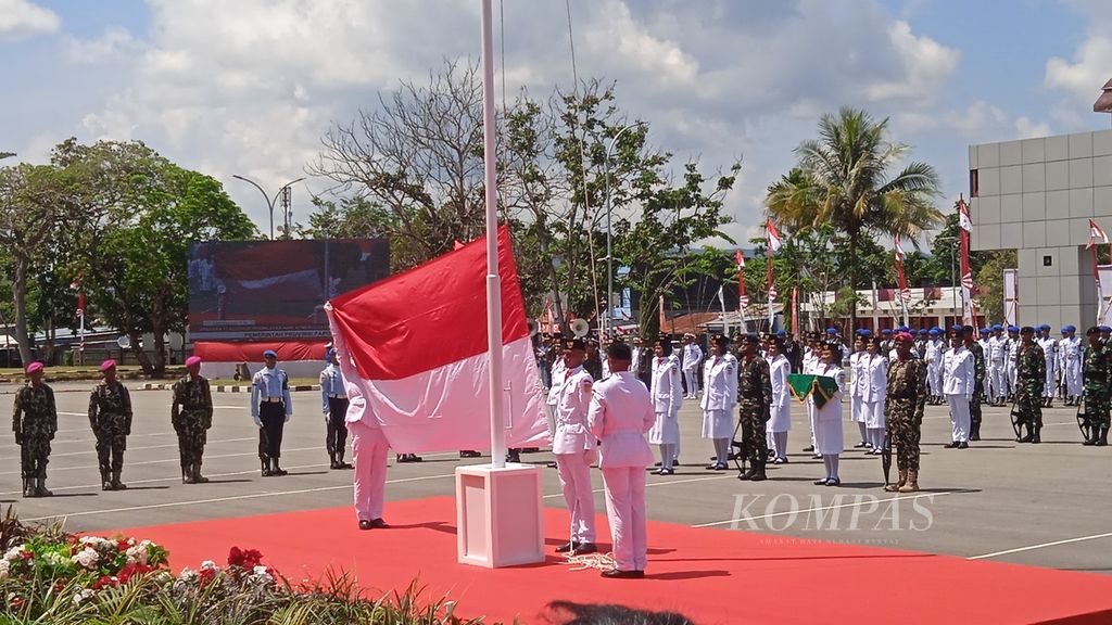 Pengibaran bendera Merah Putih dalam upacara peringatan HUT Ke-77 Kemerdekaan Republik Indonesia di halaman parkir Stadion Lukas Enembe, Kabupaten Jayapura, Rabu (17/8/2022). 