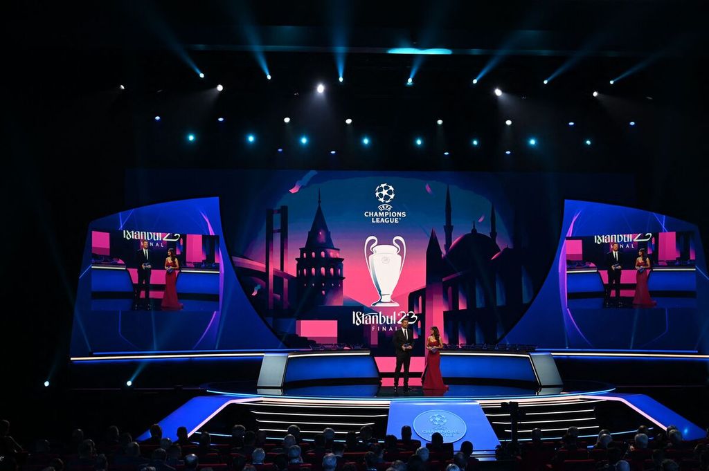 Suasana panggung saat acara undian fase grup Liga Champions 2022-2023 di Istanbul, Turki, Jumat (26/8/2022) dini hari WIB. Dari delapan grup, terdapat lima grup yang mempertemukan minimal dua tim bekas juara Liga Champions. 