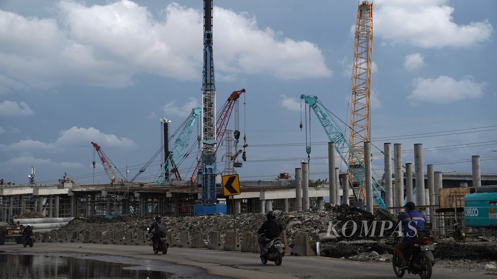 Pembangunan simpang susun Cilincing pada proyek Jalan Tol Cibitung-Cilincing seksi 4 ruas Tarumajaya-Cilincing sepanjang 7,29 kilometer di Cilincing, Jakarta Utara, Minggu (8/1/2023). 