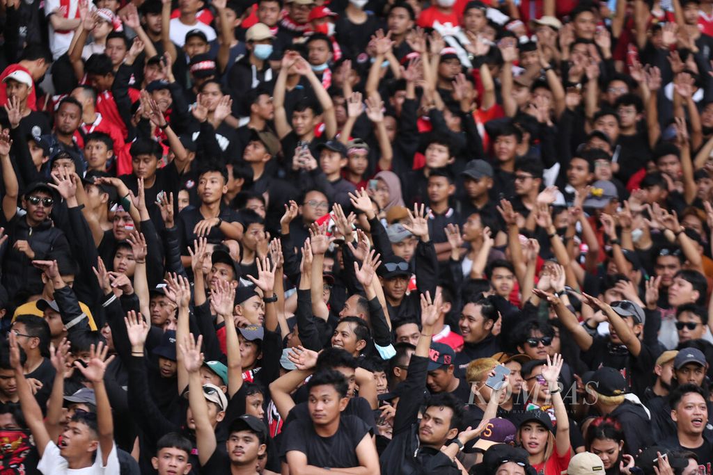 Dukungan penonton saat tuan rumah timnas Indonesia menjamu Thailand dalam pertandingan Grup A Piala AFF 2022 di Stadion Utama Gelora Bung Karno, Jakarta, Kamis (29/12/2022). Pertandingan berakhir seri, 1-1. 