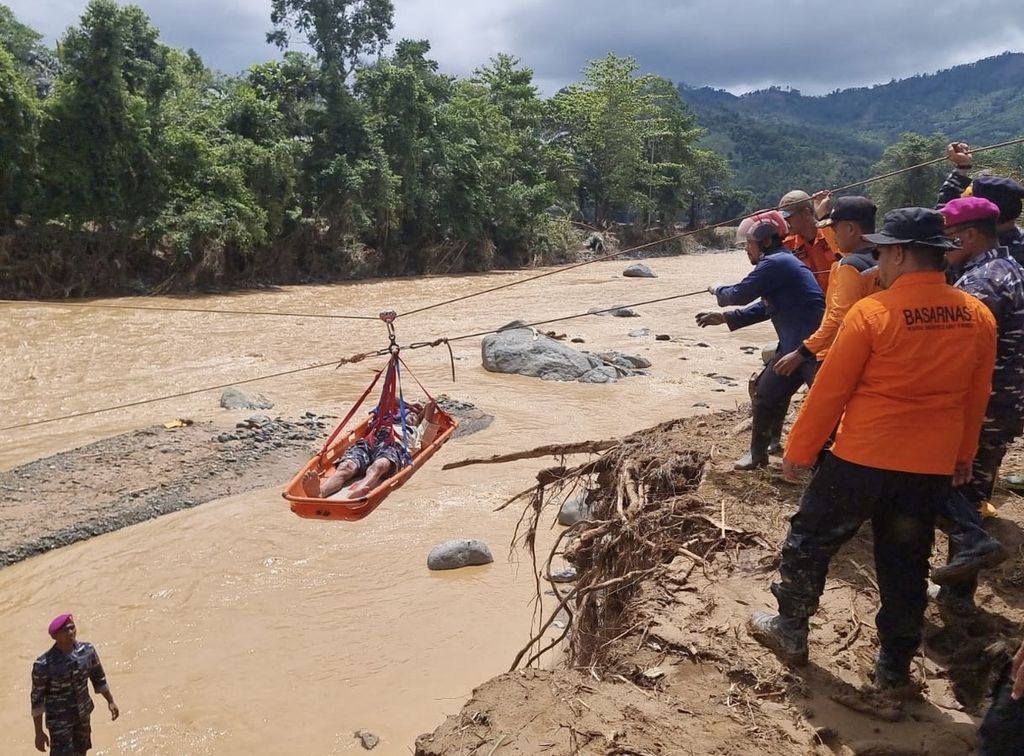 The dramatic evacuation above the Kaili River in Auli Barat, Luwu, South Sulawesi, on Monday (6/5/2024). The Basarnas team evacuated residents due to concerns of isolated river overflow due to continuous rainfall in the upstream region.