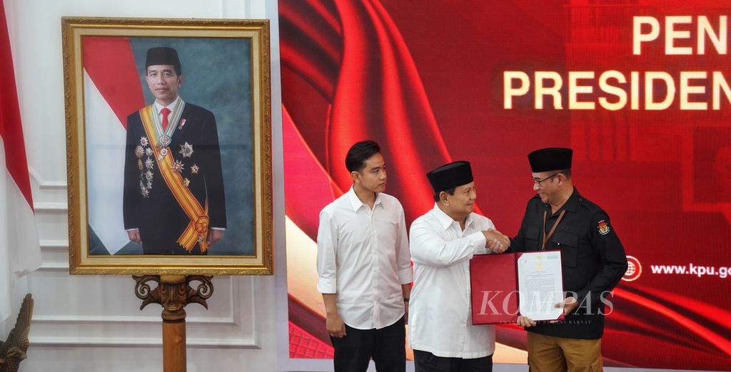 The Chairman of the General Election Commission, Hasyim Asy’ari, handed over the letter of appointment for the elected presidential and vice-presidential candidates to Prabowo Subianto and Gibran Rakabuming Raka during the open plenary session of the appointment of the presidential candidate and running mate for the 2024 Election at the KPU Building in Jakarta, on Wednesday (24/4/2024).