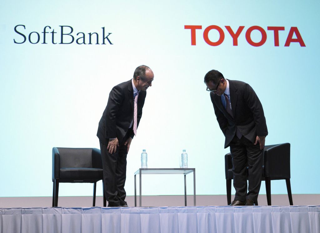  Pendiri dan CEO SoftBank Group Corp Chairman Masayoshi Son (kiri) dan Akio Toyoda, Presiden dari Toyota Motor Corporation, saling membungkuk hormat setelah sesi gelar wicara dalam jumpa pers bersama di Tokyo, Jepang, 4 Oktober 2018. Kedua perusahaan itu berencana bekerja sama. 