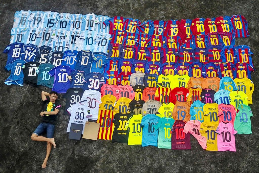Surya Wijaya Ang, warga Banda Neira, Maluku, berpose bersama koleksi jersei dengan nama pesepak bola Lionel Messi. Surya adalah seorang penggemar berat Messi.